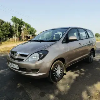 Toyota INNOVA G image 3