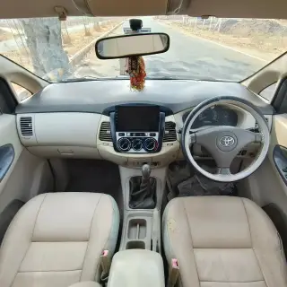 Toyota INNOVA G image 9