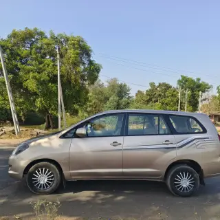 Toyota INNOVA G image 4