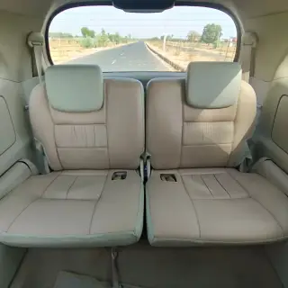 Toyota INNOVA G image 11