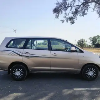 Toyota INNOVA G image 8
