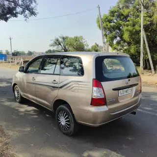 Toyota INNOVA G image 5