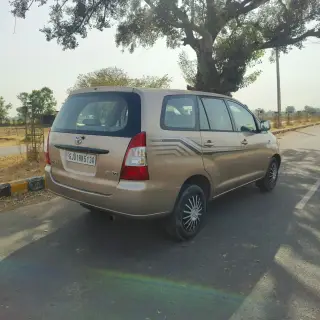Toyota INNOVA G image 7